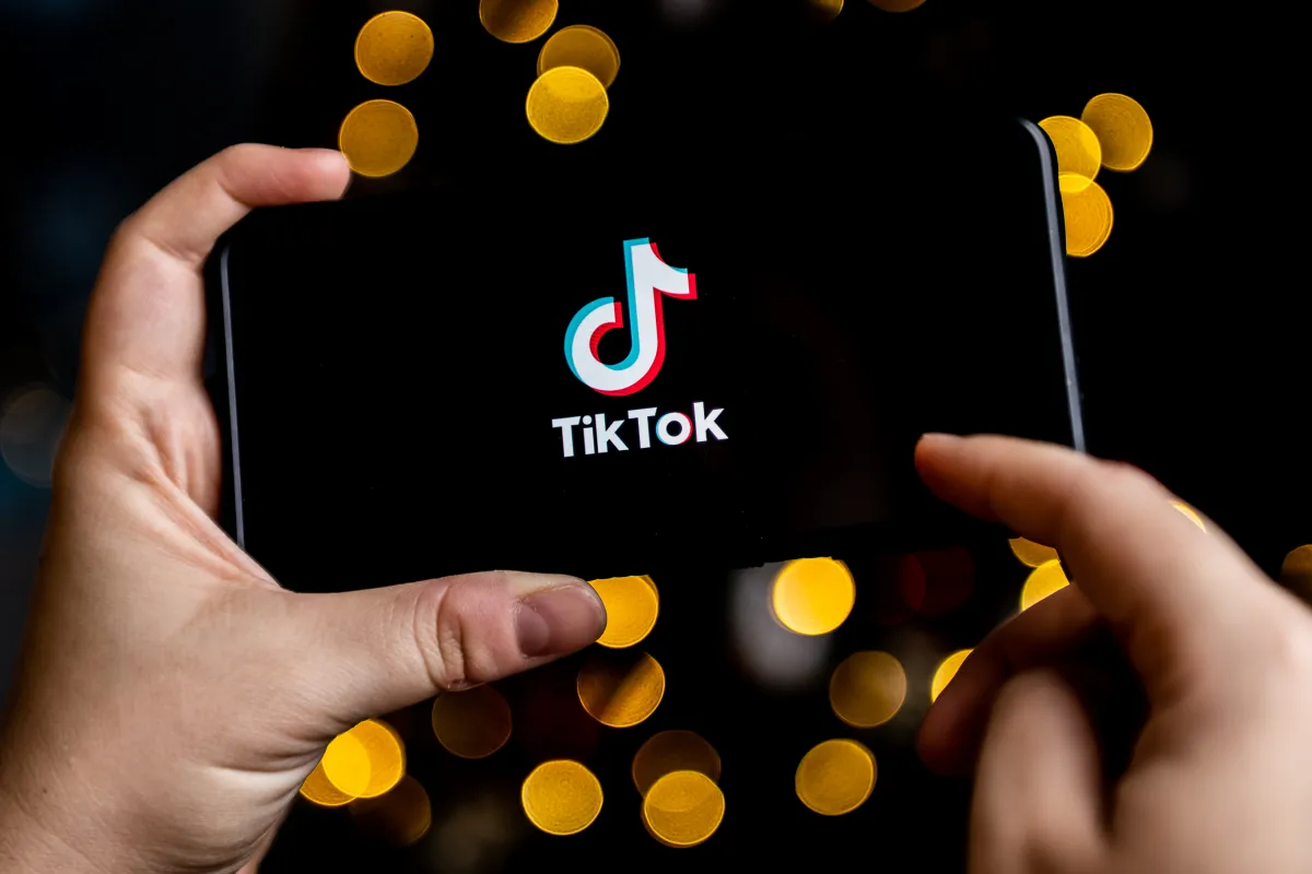TikTok introduce o versiune proprie a notelor comunitare, inspirată de sistemele de crowd-sourcing de pe X, YouTube și Meta