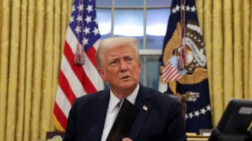 Trump amenință China cu MAI MULTE TARIFE, de 50%, dacă nu-și retrage taxele de represalii impuse asupra SUA