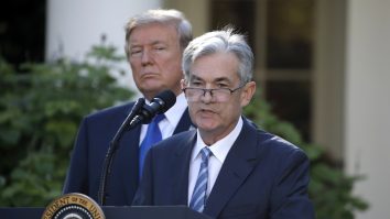 Dolarul și acțiunile americane au scăzut. Trump îl  numește „un mare perdant” pe șeful Băncii Centrale a SUA