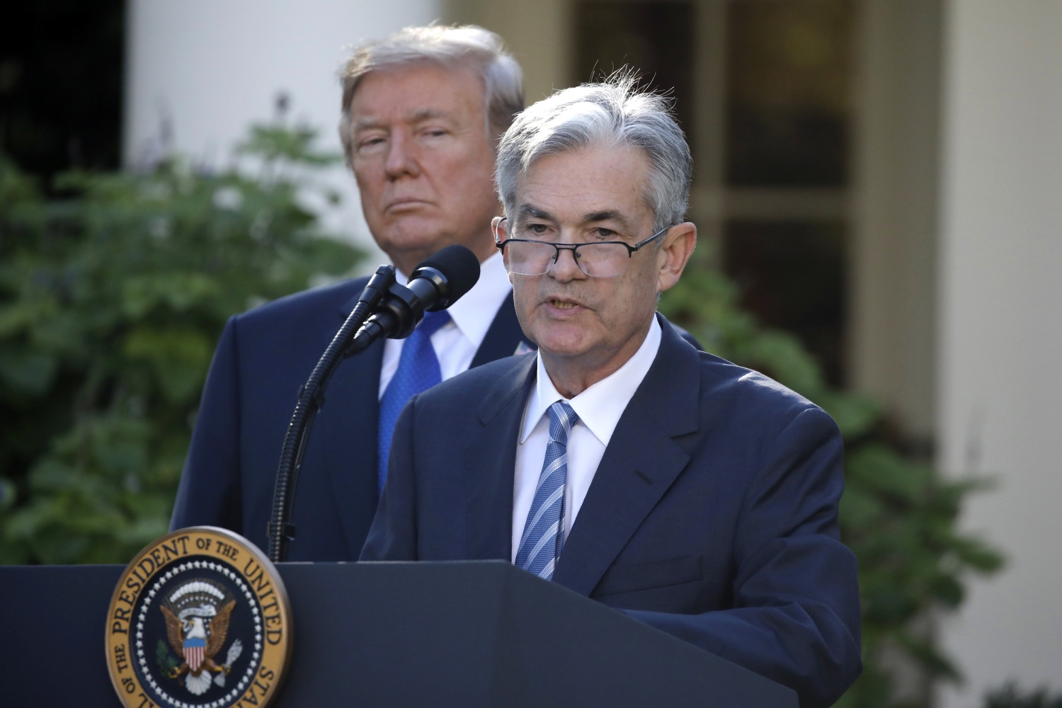 Dolarul și acțiunile americane au scăzut. Trump îl  numește „un mare perdant” pe șeful Băncii Centrale a SUA