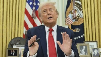 Euro înflorește pe fondul turbulențelor economice. După noile tarife impuse de Trump, euro a crescut semnificativ față de dolar