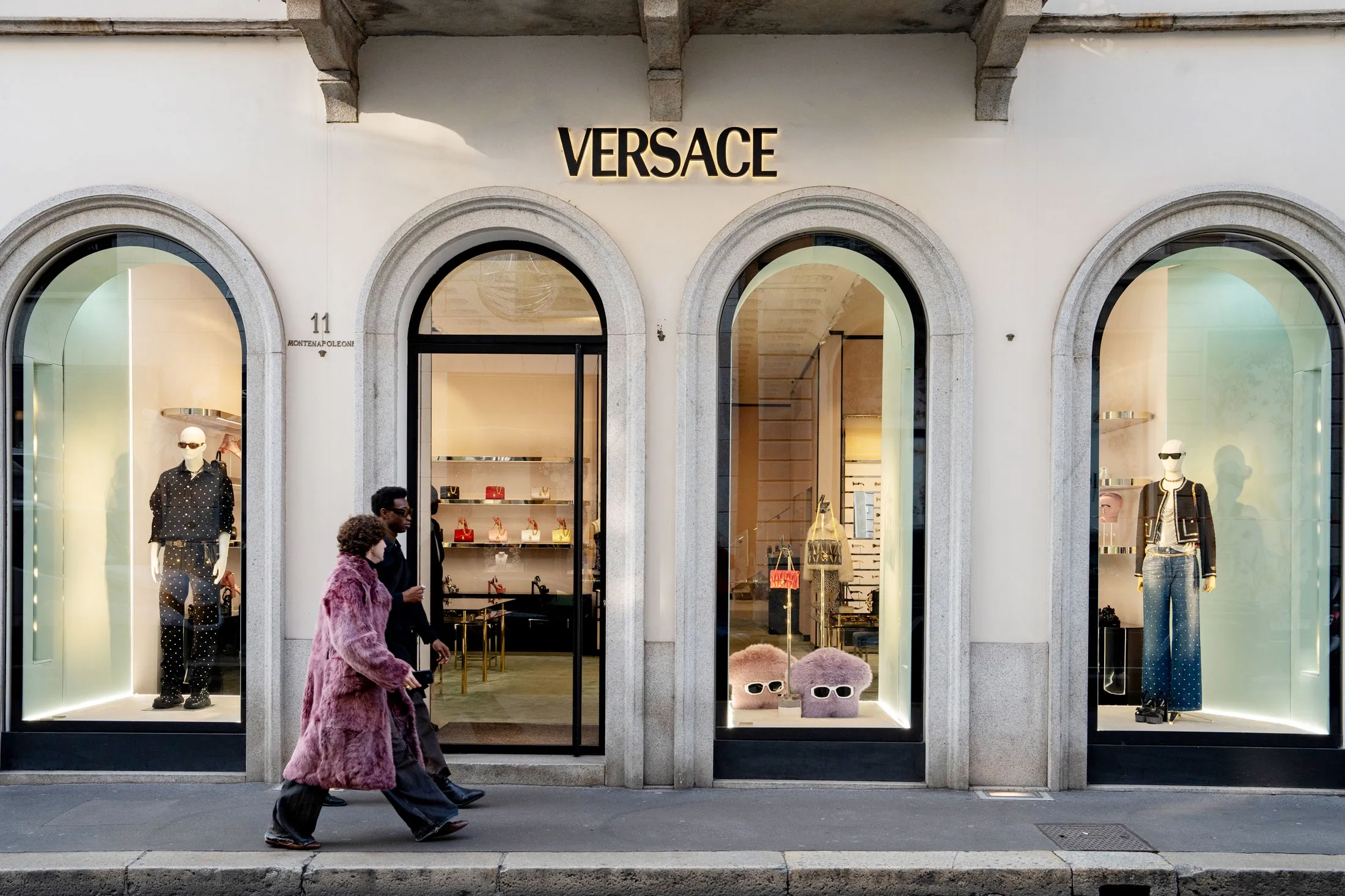 Prada cumpără Versace, rivalul său mai mic: „Vom oferi o platformă puternică, consolidată de ani de investiții continue”
