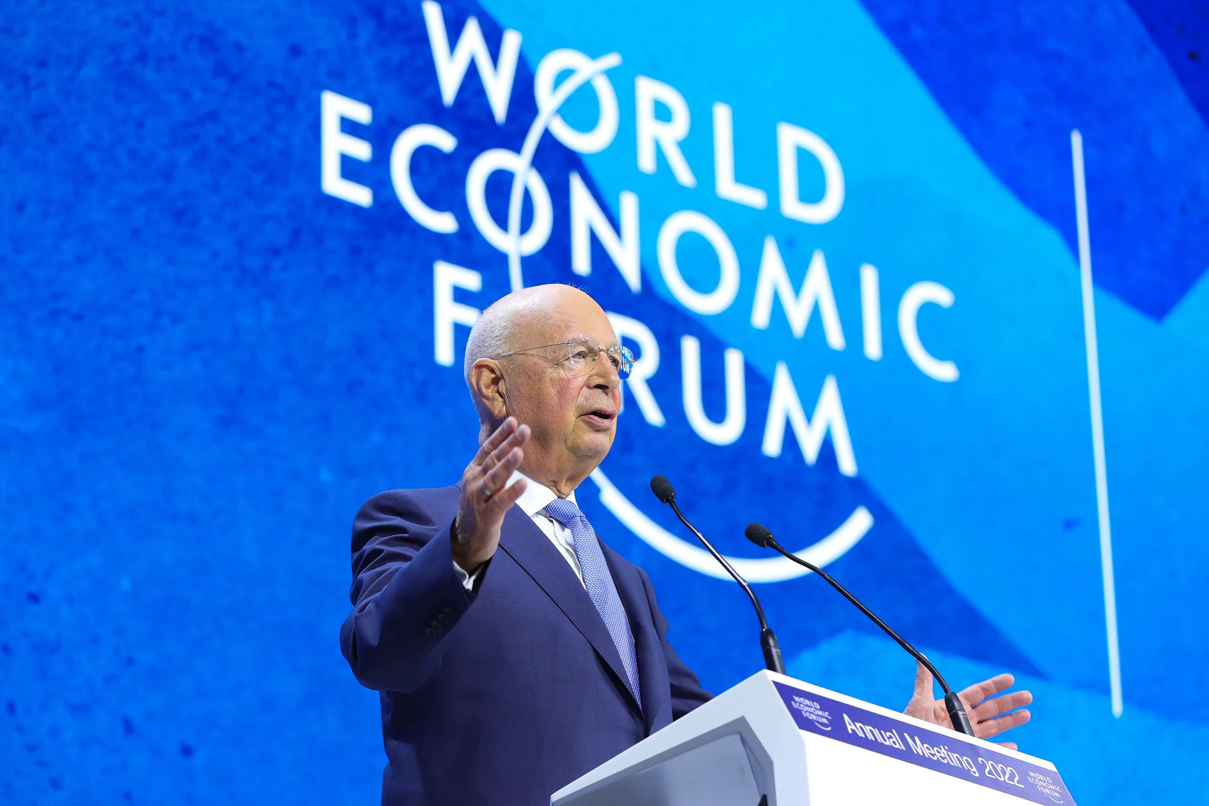 Klaus Schwab, fondatorul Forumului Economic Mondial, a demisionat în urma unor acuzații grave de abuz financiar și conduită etică necorespunzătoare. Forumul îl anchetează pe baza unei scrisori anonime