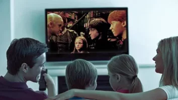 Revederea serialelor TV preferate e benefică pentru sănătatea mintală. Cum îți pot oferi îți stabilitate emoțională