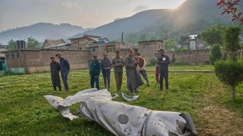 Pakistan afirmă că a doborât 12 drone indiene și că una a lovit o bază militară. O explozie s-a auzit în Lahore, Pakistan