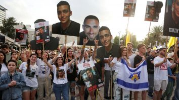 VIDEO. Soldatul israeliano-american Edan Alexander a fost eliberat de Hamas, în urma negocierilor cu Administrația Trump. Momentul când și-a reîntâlnit familia, după 584 de zile în captivitate