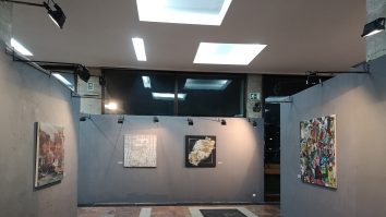 La Mincu, culoarea nu stă locului. 14 artiști spun povești în umbre și linii la expoziția „7+”, care caută priviri curioase