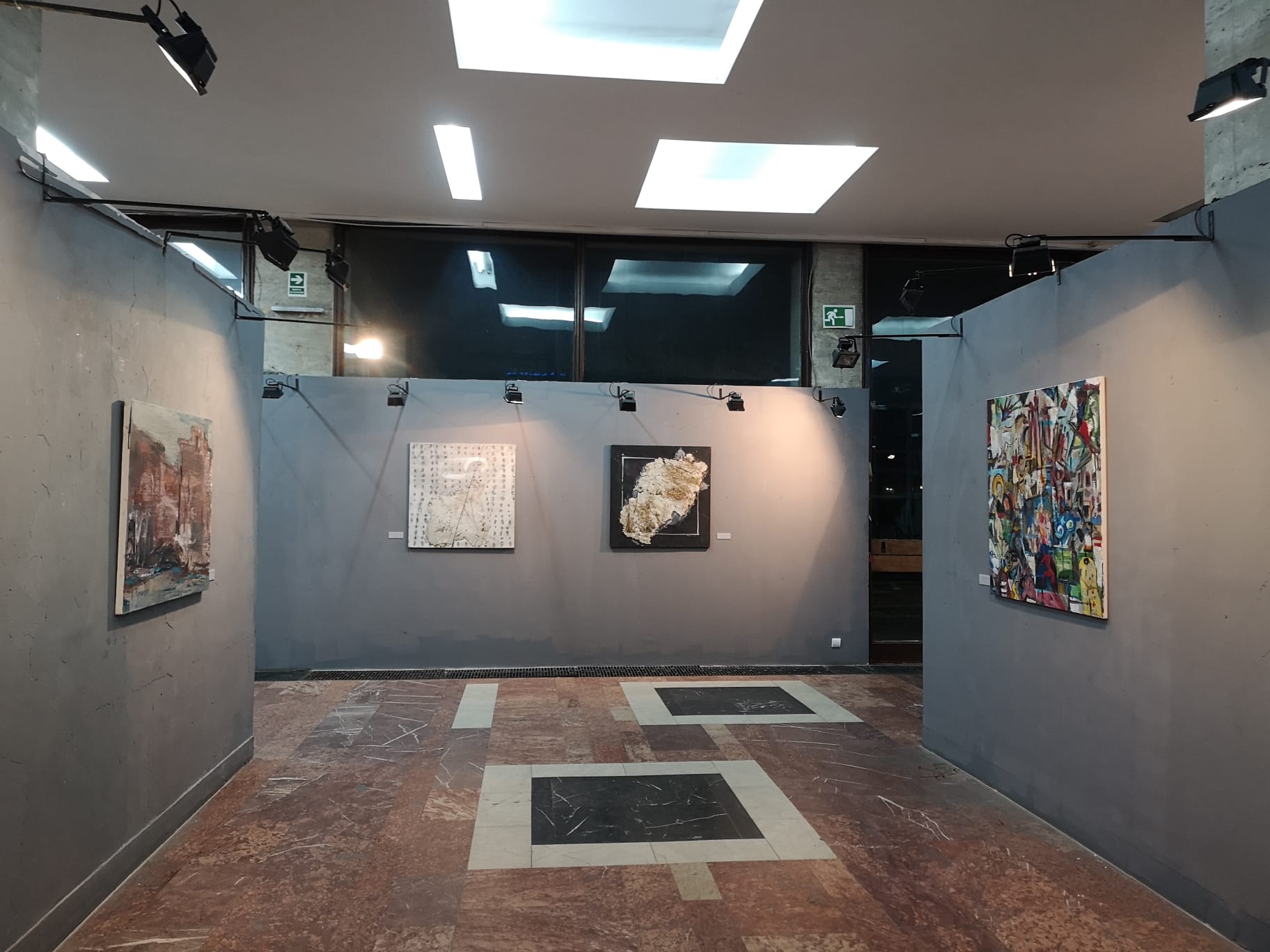 La Mincu, culoarea nu stă locului. 14 artiști spun povești în umbre și linii la expoziția „7+”, care caută priviri curioase