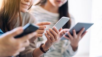 Aproape jumătate dintre tinerii britanici ar prefera o lume fără internet. Cum au ajuns rețelele sociale să îi deprime