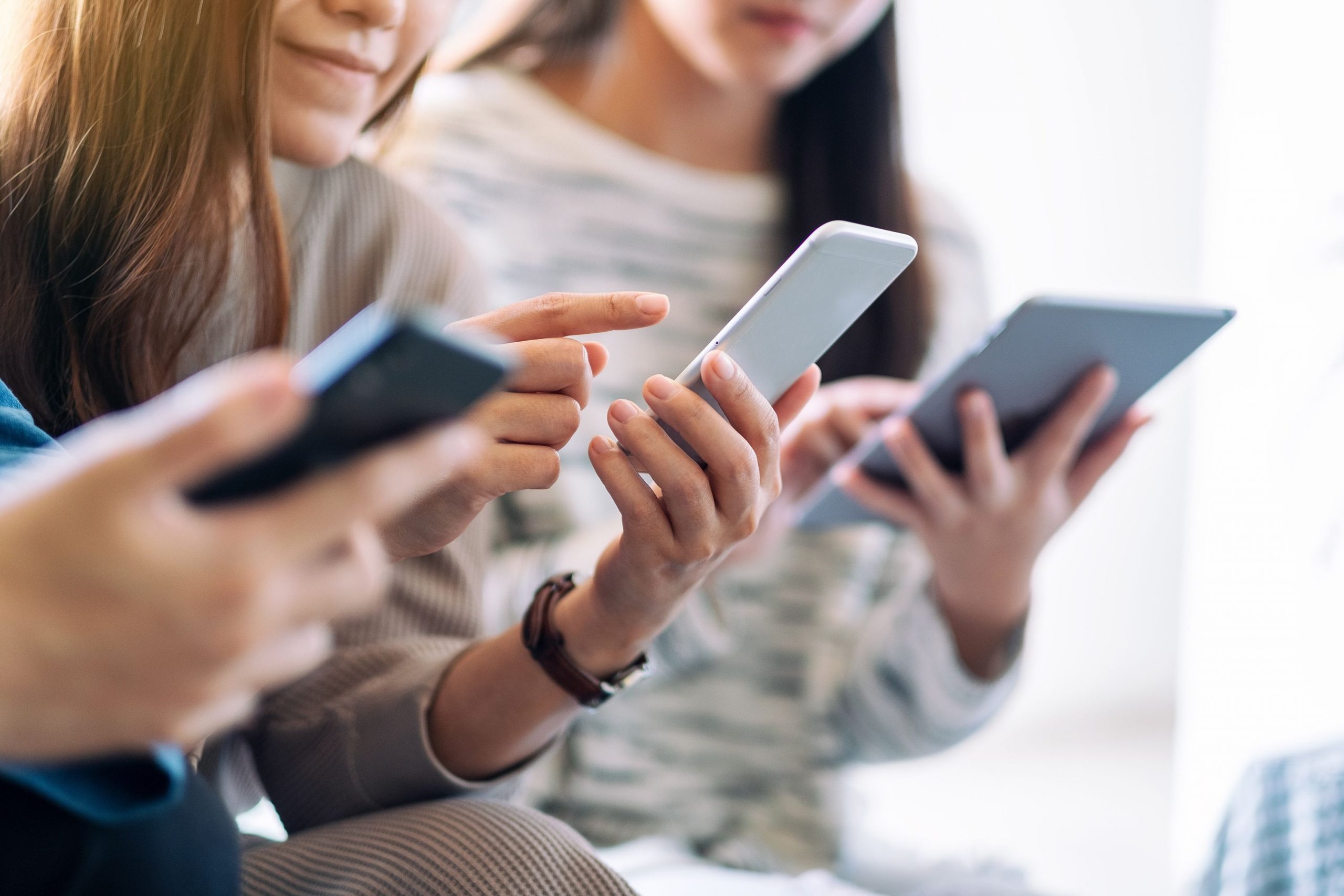 Aproape jumătate dintre tinerii britanici ar prefera o lume fără internet. Cum au ajuns rețelele sociale să îi deprime