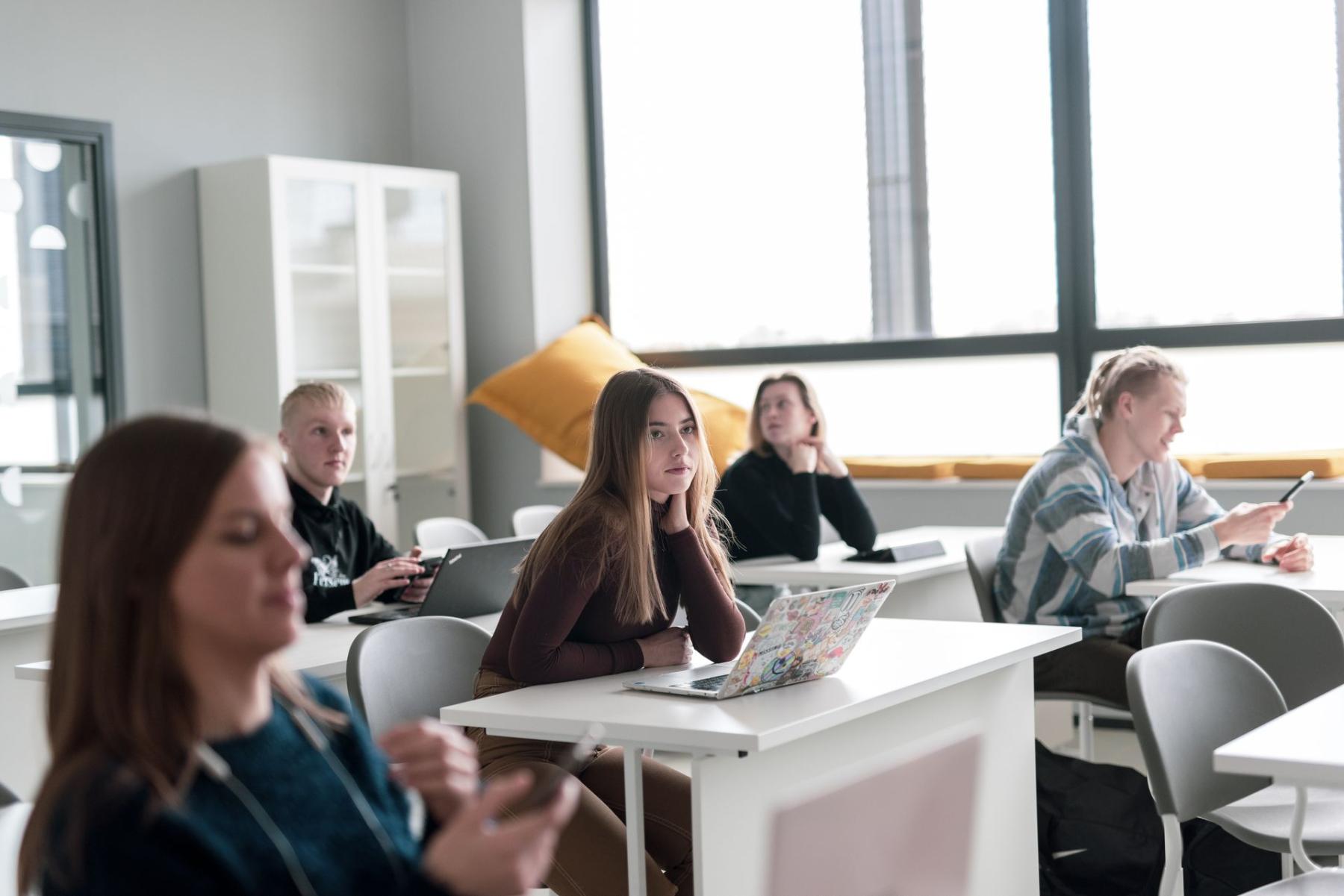 Estonia vrea să ofere A.I. gratuit în școli pentru zeci de mii de elevi și profesori. Irina Pînzariu, civi-eduprenoare: „Trebuie să studiem viitorul, la fel cum studiem trecutul”
