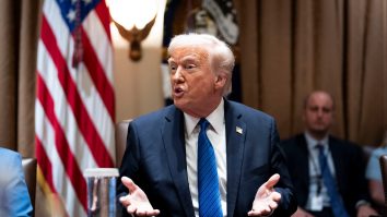 Trump spune că va „continua să lucreze” cu Kievul și Moscova pentru a pune capăt conflictului