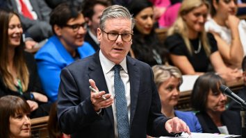 Poliția britanică a arestat al doilea suspect pentru incendierea proprietăților premierului Keir Starmer