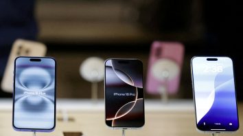 Trump amenință cu tarife de 25% pentru iPhone-uri dacă acestea nu sunt fabricate în SUA