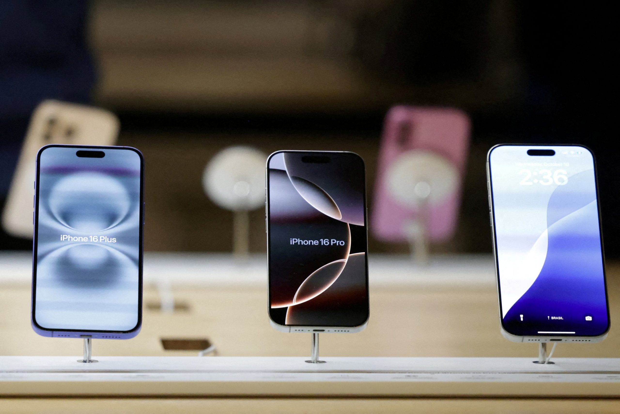 Trump amenință cu tarife de 25% pentru iPhone-uri dacă acestea nu sunt fabricate în SUA