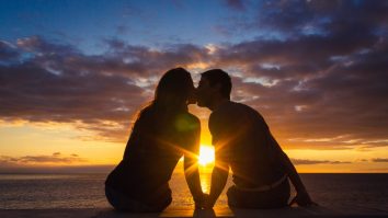 STUDIU: Depresia și anxietatea se pot transmite prin sărut. Cercetătorii au monitorizat, timp de 6 luni, aproape 2.000 de cupluri