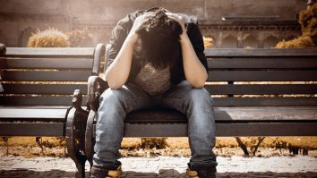 Tinerii de azi sunt mai nefericiți decât cei de acum 10 ani. Care sunt principalele cauze care le afectează starea de bine