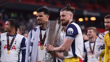 Tottenham a câștigat Europa League. Radu Drăgușin e al 10-lea jucător român care cucerește un titlu european cu o echipă din străinătate