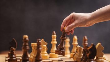 Ziua Mondială a Șahului este sărbătorită anual pe 20 iulie. „Sportul minții” rămâne relevant prin competiții de top și integrarea tehnologiei