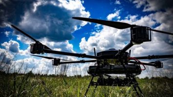 Ucraina intră într-un nou nivel al războiului tehnologic și lansează prima dronă-mamă autonomă cu Inteligență Artificială