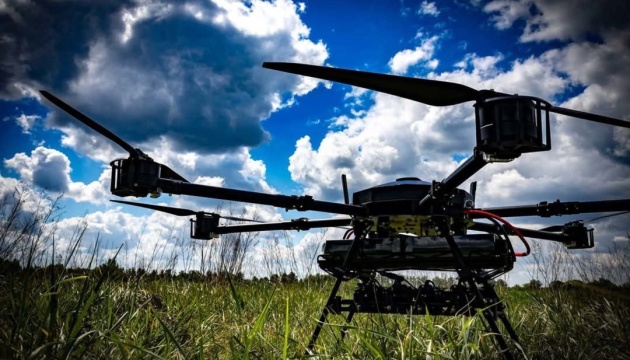 Ucraina intră într-un nou nivel al războiului tehnologic și lansează prima dronă-mamă autonomă cu Inteligență Artificială