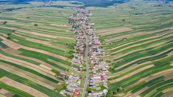 Toți cei 6000 de săteni dintr-o localitate poloneză locuiesc pe aceeași stradă de 9 km. Sułoszowa atrage mii de turiști