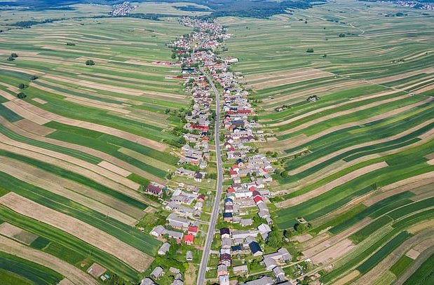 Toți cei 6000 de săteni dintr-o localitate poloneză locuiesc pe aceeași stradă de 9 km. Sułoszowa atrage mii de turiști