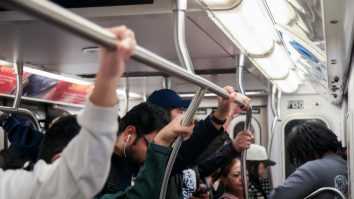 „Barebacking-ul” cucerește tinerii: Gen Z renunță la telefoane pentru liniște mentală