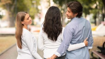 „Soft swap” devine noul trend printre cupluri. Partenerii se sărută și se ating cu alte persoane, dar nu fac sex