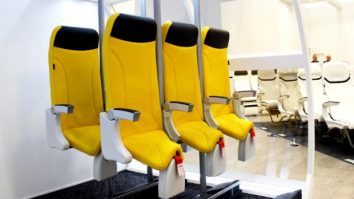 Stai pe scaun, dar în picioare: Un scaun special gândit pentru avioane atrage atenția companiilor low cost
