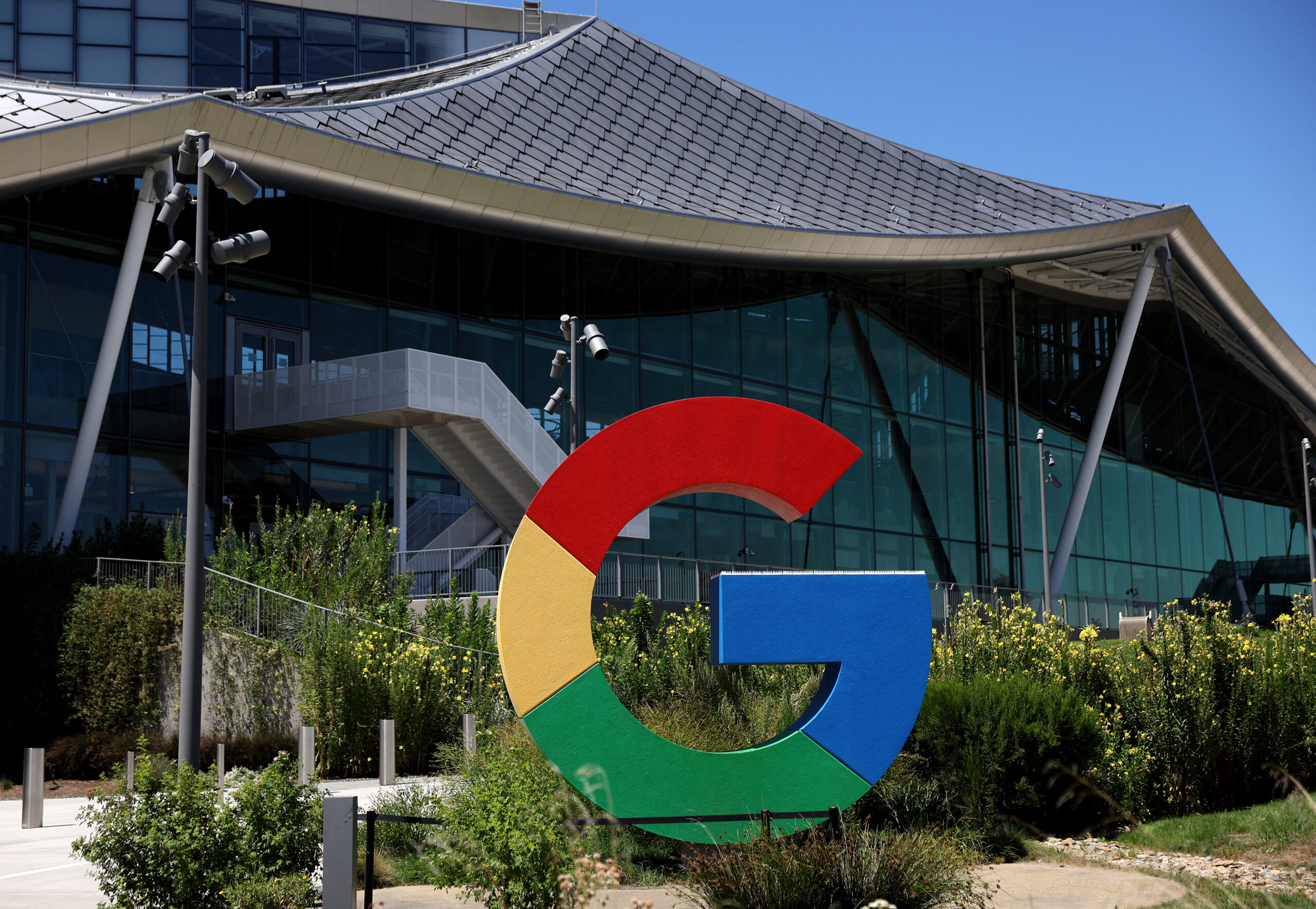 Google are în plan să construiască trei noi centrale nucleare pentru a-și alimenta centrele de date A.I.