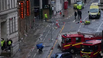 Zeci de persoane au fost rănite după ce o mașină a intrat într-o mulțime de suporteri. Aceștia sărbătoreau victoria echipei Liverpool