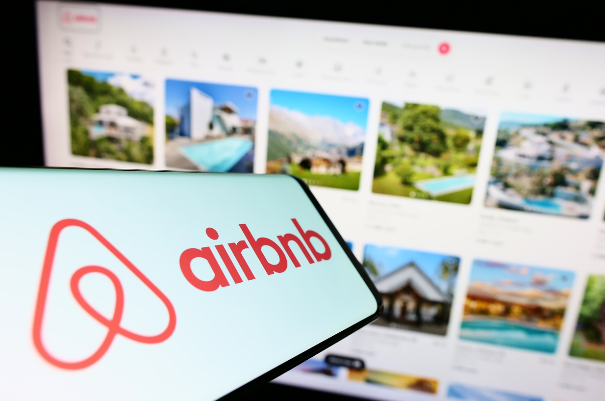 Airbnb lansează servicii premium precum masaje, bucătari personali și antrenori. Cât costă noile servicii