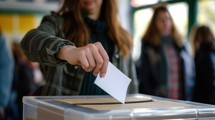 O profesoară din București a fost acuzată de propagandă. Aceasta a lăsat o elevă să-i îndemne pe colegii de 18 ani să meargă la vot