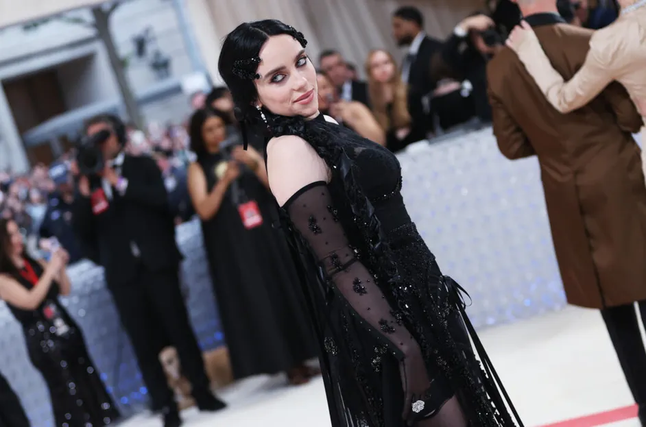 Billie Eilish a fost criticată pentru ținuta pe care ar fi purtat-o la Met Gala. Artista nu a participat la gală și dă vina pe A.I.