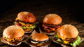 Cercetătorii au creat rețeta unui burger cu carne și legume amestecate. Dacă ar exista burgerul hibrid, oamenii ar merge mai des la fast food