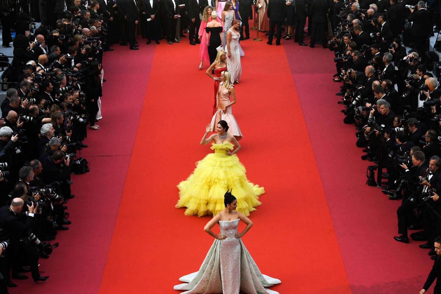 Festivalul de Film de la Cannes a schimbat dress code-ul. Anul acesta, rochiile transparente sunt interzise prin regulament