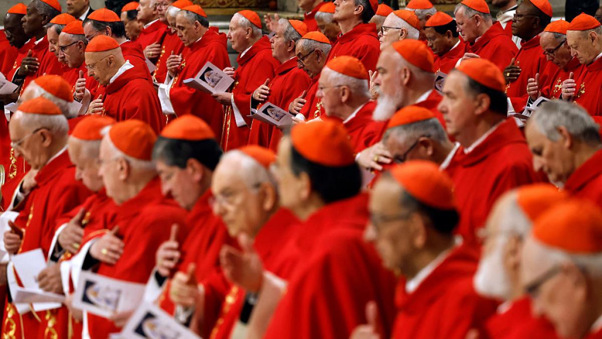 Cardinalii s-au reunit la Capela Sixtină pentru alegerea unui Papă. Cum se desfășoară votul