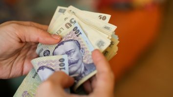 România a avut în primele 11 luni din 2025 un deficit comercial de aproape 30 miliarde euro, în scădere cu 1%. Exporturile rămân sub valoarea importurilor, dar ritmul de creştere este mai accelerat la exporturi