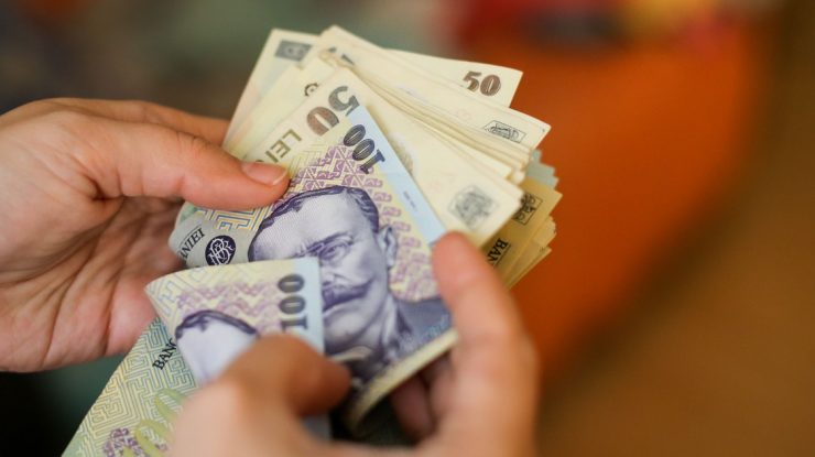 România a avut în primele 11 luni din 2025 un deficit comercial de aproape 30 miliarde euro, în scădere cu 1%. Exporturile rămân sub valoarea importurilor, dar ritmul de creştere este mai accelerat la exporturi