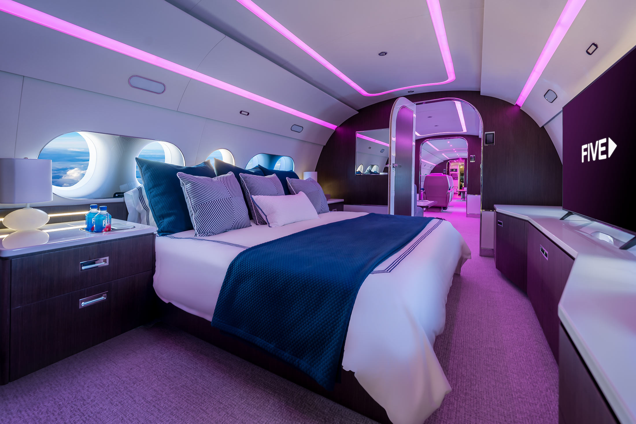 Five Hotels & Resorts din Dubai îți oferă un avion privat transformat în club de lux. Cât te costă toată distracția