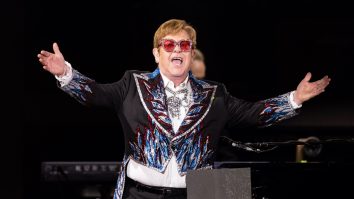Elton John numește guvernul din Marea Britanie „perdanți absoluți” din cauza planurilor privind drepturile de autor ale A.I.