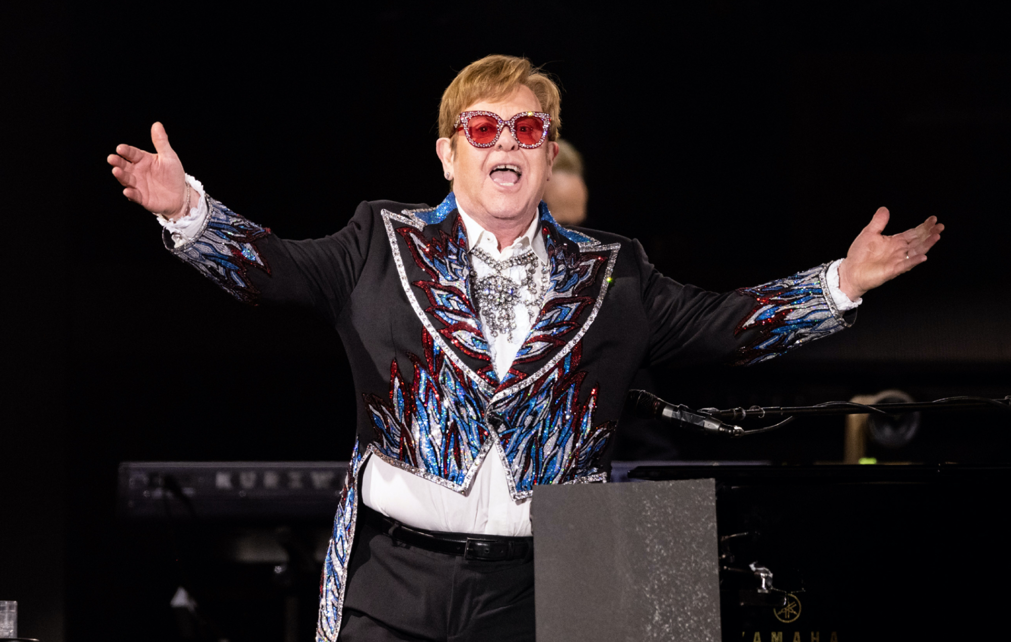 Elton John numește guvernul din Marea Britanie „perdanți absoluți” din cauza planurilor privind drepturile de autor ale A.I.