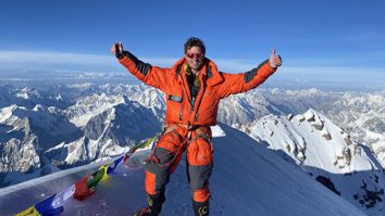 Alpinistul britanic Kenton Cool a escaladat cu succes Muntele Everest pentru a nouăsprezecea oară, doborând recordul personal