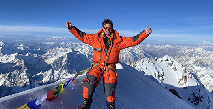 Alpinistul britanic Kenton Cool a escaladat cu succes Muntele Everest pentru a nouăsprezecea oară, doborând recordul personal