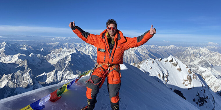 Alpinistul britanic Kenton Cool a escaladat cu succes Muntele Everest pentru a nouăsprezecea oară, doborând recordul personal