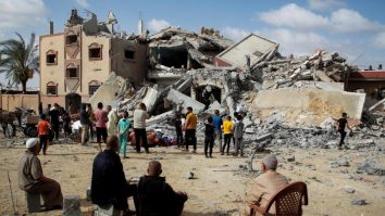 Atacurile israeliene din noaptea de duminică au ucis 10 persoane în Fâșia Gaza, majoritatea femei și copii. Ce declară oficialii