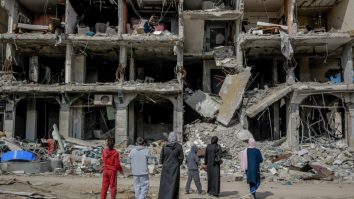 Palestinienii au luat cu asalt un centru de distribuție a ajutoarelor în Gaza, creat de GHF și susținut de SUA și Israel. Grupul e criticat de ONU