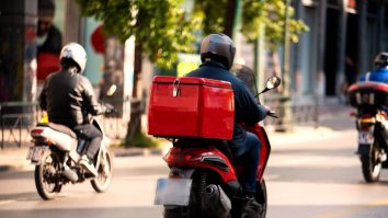 Rușii vor să interzică imigranților joburile de taxi și curierat în Sankt Petersburg