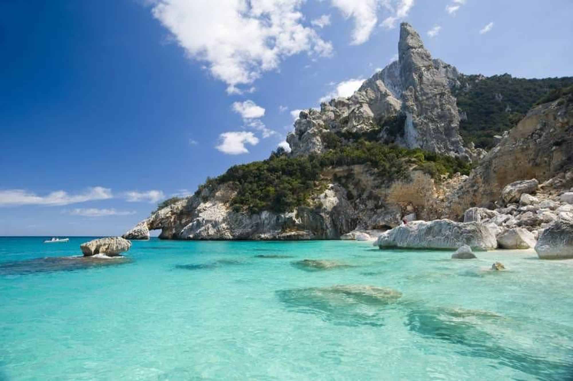 Cum arată topul celor mai bune plaje din lume? Cala Goloritzé din Sardinia oferă o experiență autentică și naturală
